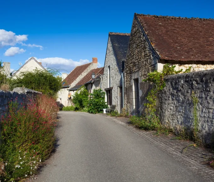 avec-ses-maisons-troglodytiques-et-son-souterrain-ce-petit-village-francais-meconnu-est-un-petit-joyau-a-decouvrir