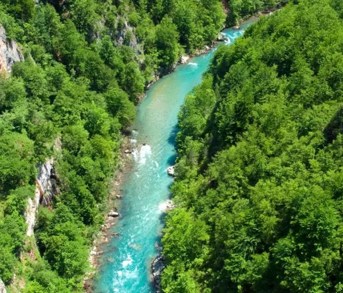 ce-canyon-aux-eaux-cristallines-figure-parmi-les-plus-beaux-du-monde-situe-a-3-heures-de-paris-il-reste-encore-meconnu-des-voyageurs