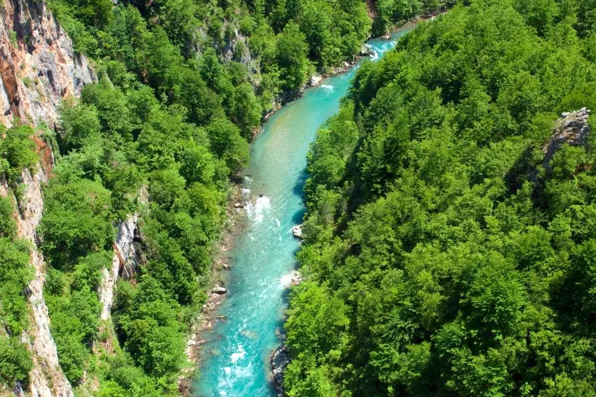 ce-canyon-aux-eaux-cristallines-figure-parmi-les-plus-beaux-du-monde-situe-a-3-heures-de-paris-il-reste-encore-meconnu-des-voyageurs
