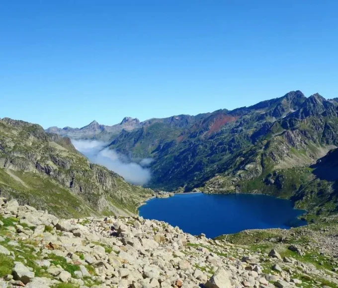 ce-lac-aux-eaux-turquoise-pourrait-bien-vous-faire-oublier-les-plages-de-la-cote-dazur