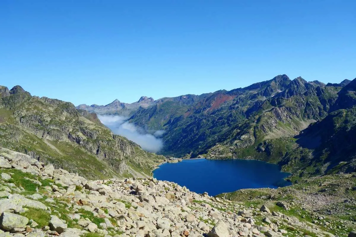 ce-lac-aux-eaux-turquoise-pourrait-bien-vous-faire-oublier-les-plages-de-la-cote-dazur