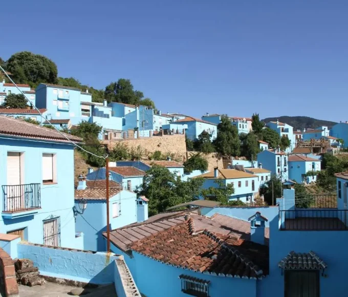 ce-village-espagnol-ressemble-etrangement-au-village-des-schtroumpfs