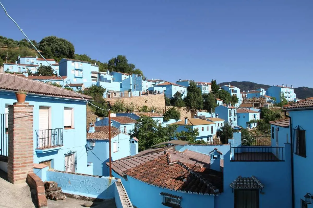 ce-village-espagnol-ressemble-etrangement-au-village-des-schtroumpfs