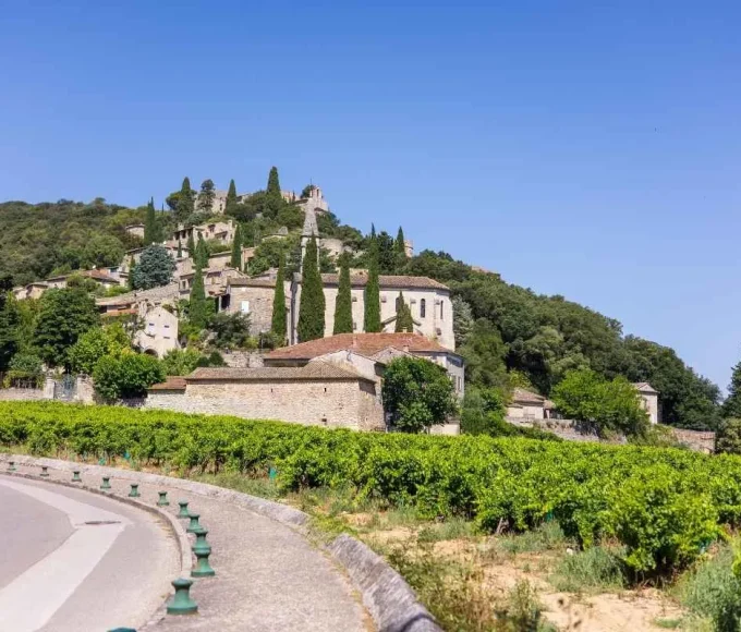 ce-village-perche-offre-une-vue-imprenable-sur-des-cascades-naturelles-spectaculaires