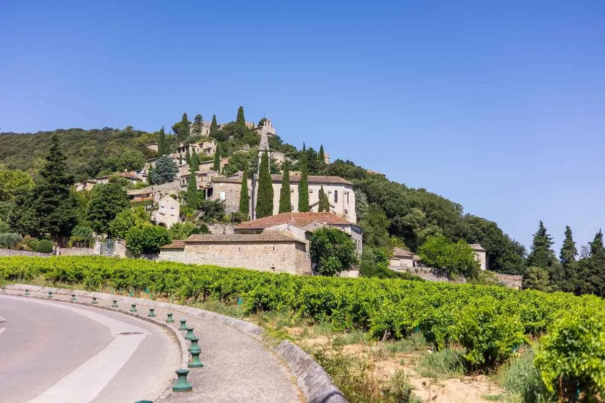ce-village-perche-offre-une-vue-imprenable-sur-des-cascades-naturelles-spectaculaires