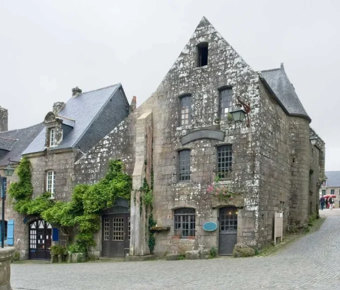 cette-petite-cite-de-caractere-benie-par-les-druides-est-le-village-le-plus-mysterieux-de-france