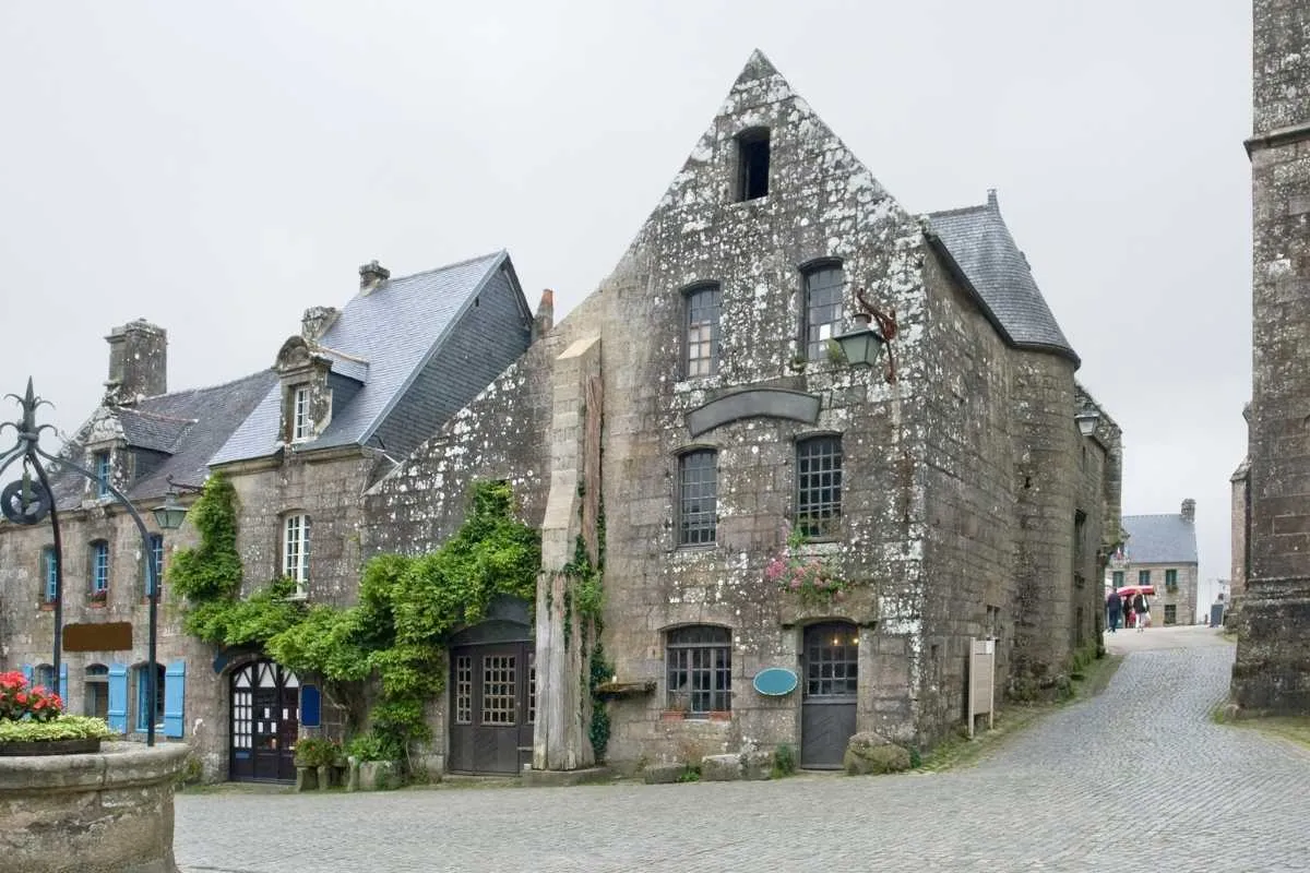 cette-petite-cite-de-caractere-benie-par-les-druides-est-le-village-le-plus-mysterieux-de-france