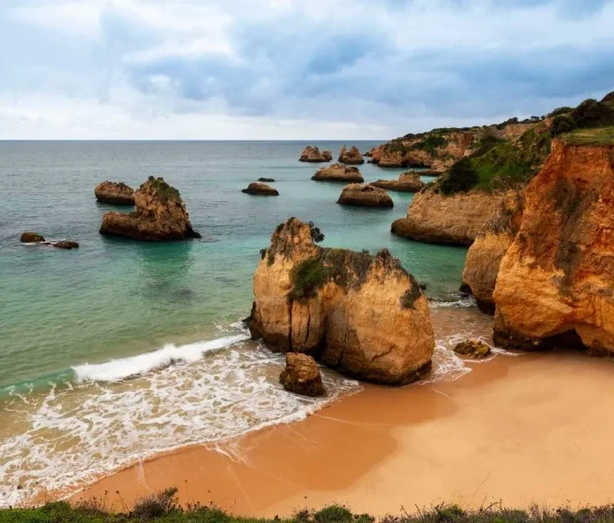 cette-plage-secrete-au-portugal-est-si-belle-que-les-locaux-gardent-son-emplacement-secret