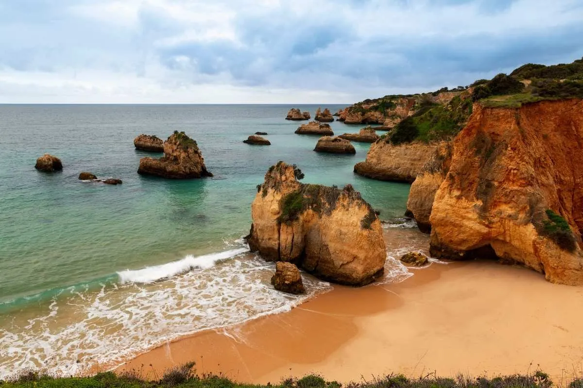 cette-plage-secrete-au-portugal-est-si-belle-que-les-locaux-gardent-son-emplacement-secret