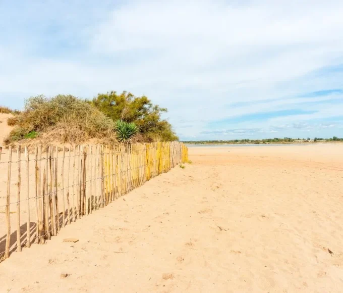 cette-plage-secrete-de-france-possede-lun-des-sables-les-plus-blancs-et-purs-au-monde