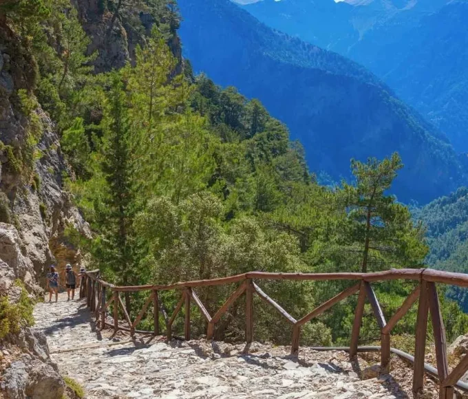 de-mars-a-octobre-ce-sentier-de-16-km-vous-plonge-au-coeur-de-lune-des-gorges-les-plus-impressionnantes-deurope
