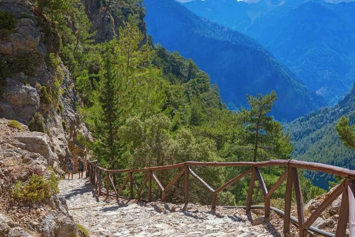de-mars-a-octobre-ce-sentier-de-16-km-vous-plonge-au-coeur-de-lune-des-gorges-les-plus-impressionnantes-deurope