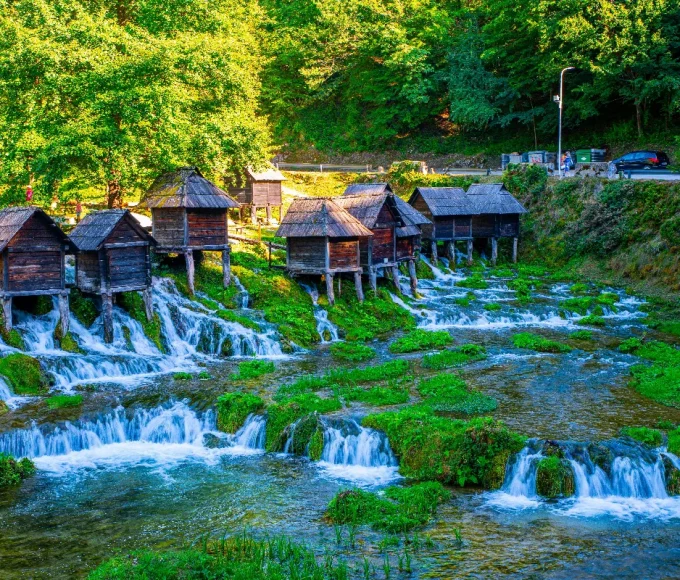 encore-secrete-cette-petite-ville-europeenne-dispose-de-cascades-incroyables-qui-font-partie-des-plus-belles-du-continent