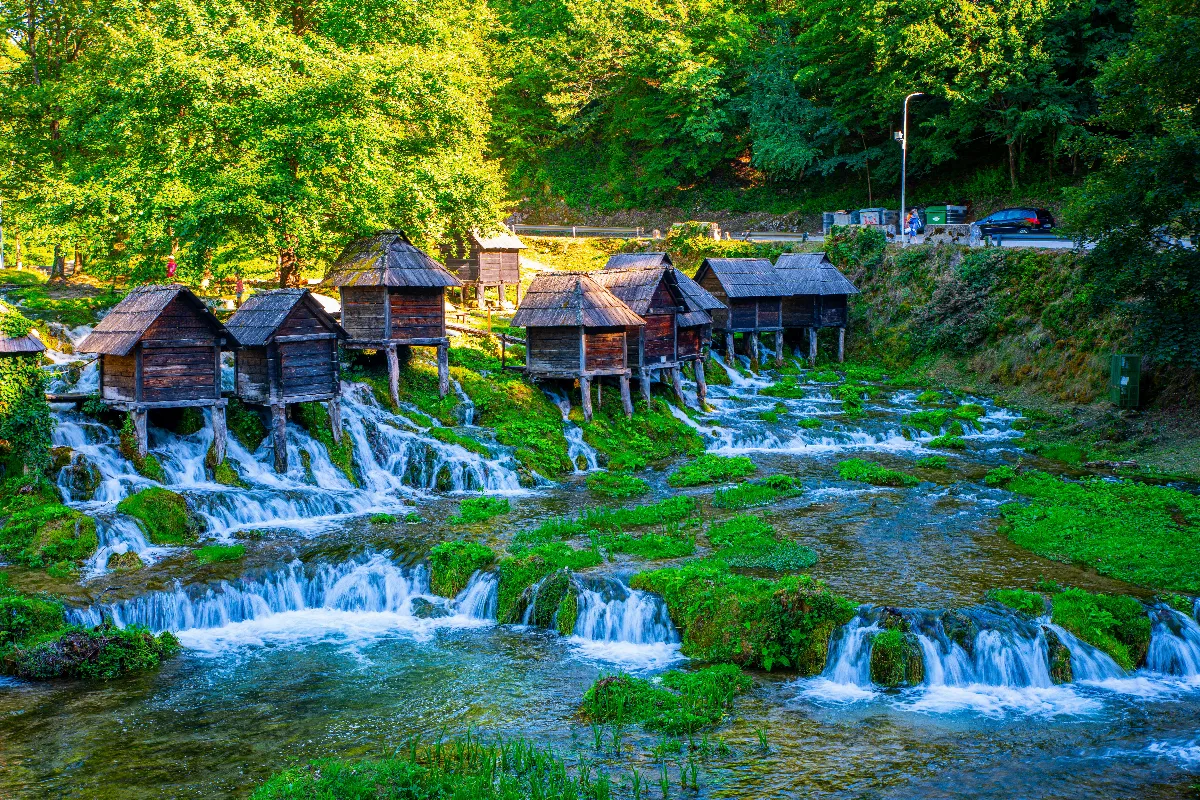 encore-secrete-cette-petite-ville-europeenne-dispose-de-cascades-incroyables-qui-font-partie-des-plus-belles-du-continent