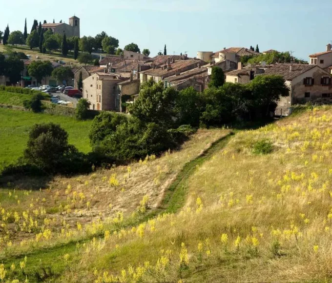 le-village-dans-le-ciel-perche-a-600-metres-daltitude-cest-lun-des-plus-beaux-villages-de-france