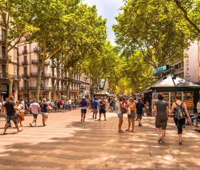 lune-des-villes-europeenne-les-plus-prisees-en-europe-multiplie-les-efforts-pour-dissuader-les-touristes-jusqua-dissimuler-ses-lignes-de-bus