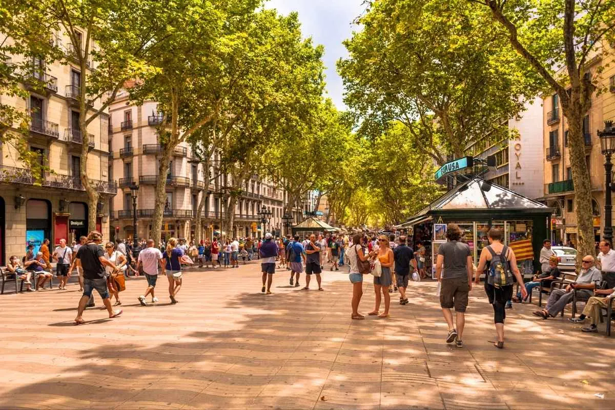 lune-des-villes-europeenne-les-plus-prisees-en-europe-multiplie-les-efforts-pour-dissuader-les-touristes-jusqua-dissimuler-ses-lignes-de-bus