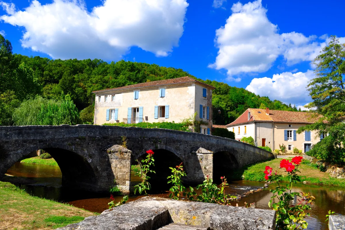 pour-une-petite-escapade-automnale-ce-village-medieval-de-dordogne-est-lieu-reve