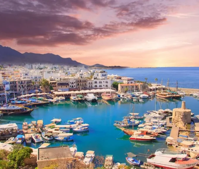 sur-cette-ile-aux-plages-cristallines-a-seulement-3h-de-paris-les-temperatures-restent-estivales-a-25c-en-automne-chypre