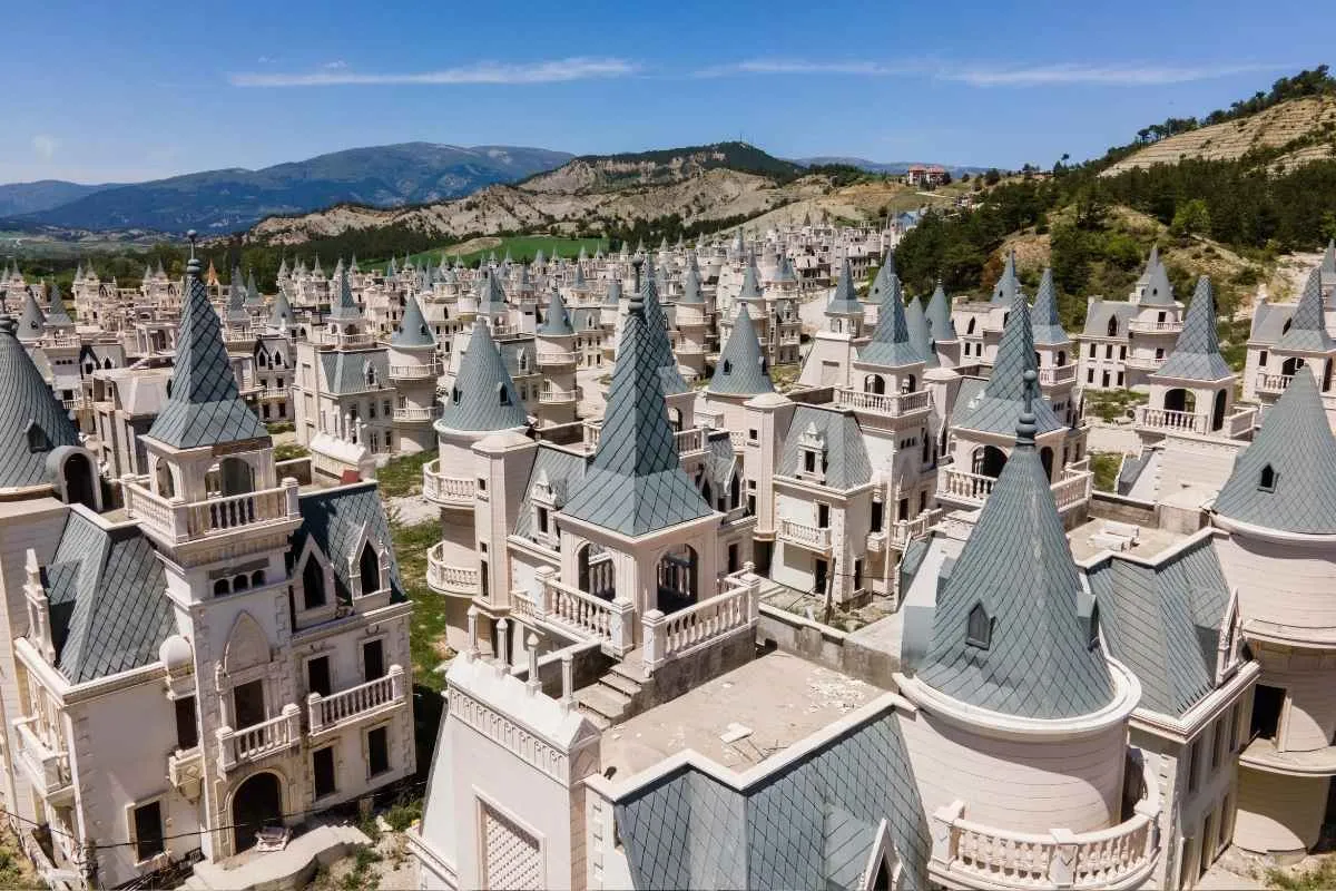 une-ville-fantome-composee-de-580-chateaux-autrefois-evaluee-a-plus-de-200-millions-de-dollars-est-desormais-totalement-abandonnee