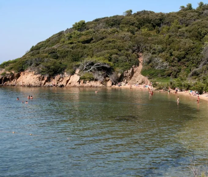 Cette île française de 4km de large et 199 mètres d'altitude est la plus sauvage de Méditerranée