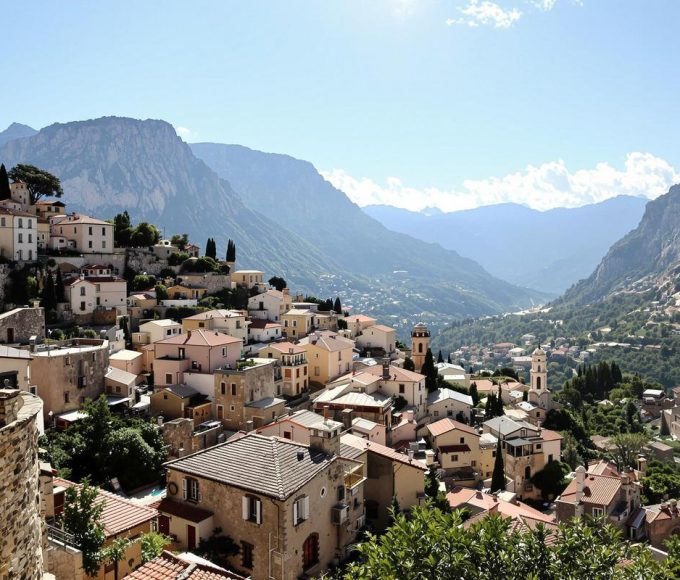 5 villages des Alpes-Maritimes parchés à 550 mètres d'altitude où le soleil brille presque toute l'année