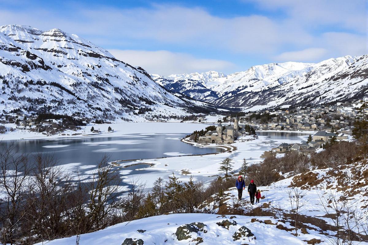 Au Lévezou, 3 lacs gelés à découvrir sur cette courte randonnée et ses 183 mètres de dénivelé accessible en famille