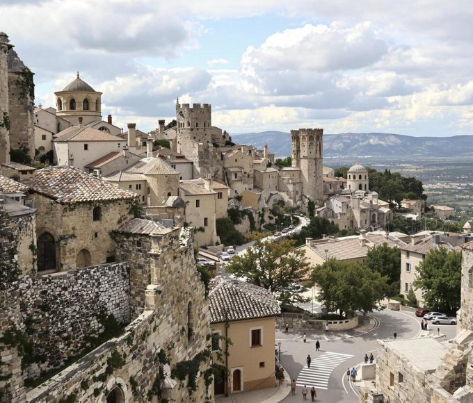 Au coeur du massif des Alpilles, ce village authentique à seulement quelques minutes de Marseille vous garantit un vrai dépaysement (Les Baux-de-Provence)
