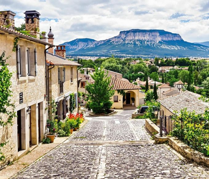 Au pied du Mont Ventoux, ce village discret de Provence-Alpes-Côte d'Azur est un incontournable