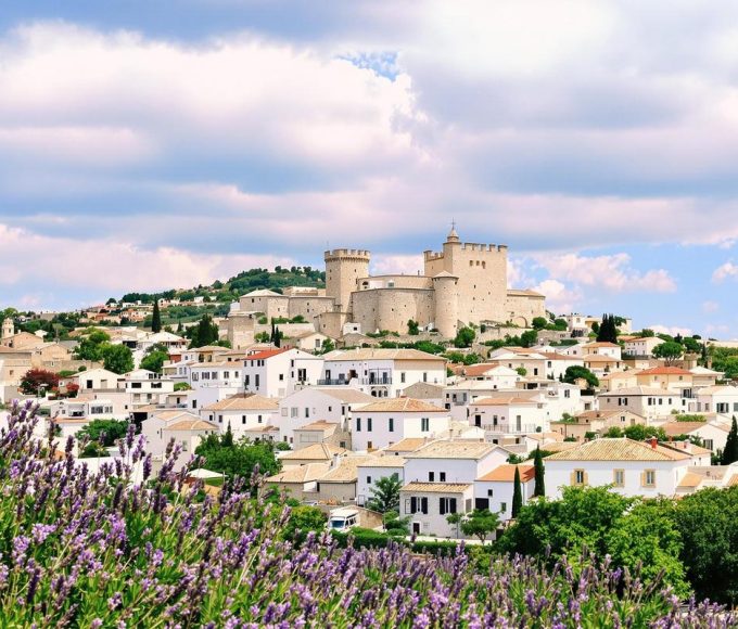 Aux frontières de l'Ardèche, ce joyau du Gard vous transporte dans le passé avec son château et ses ruelles en pierre blanche