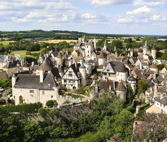 Classé parmi les Plus Beaux Villages de France, ce joyau perché de la Mayenne, révèle une histoire datant d’avant l’Antiquité (Sainte-Suzanne)
