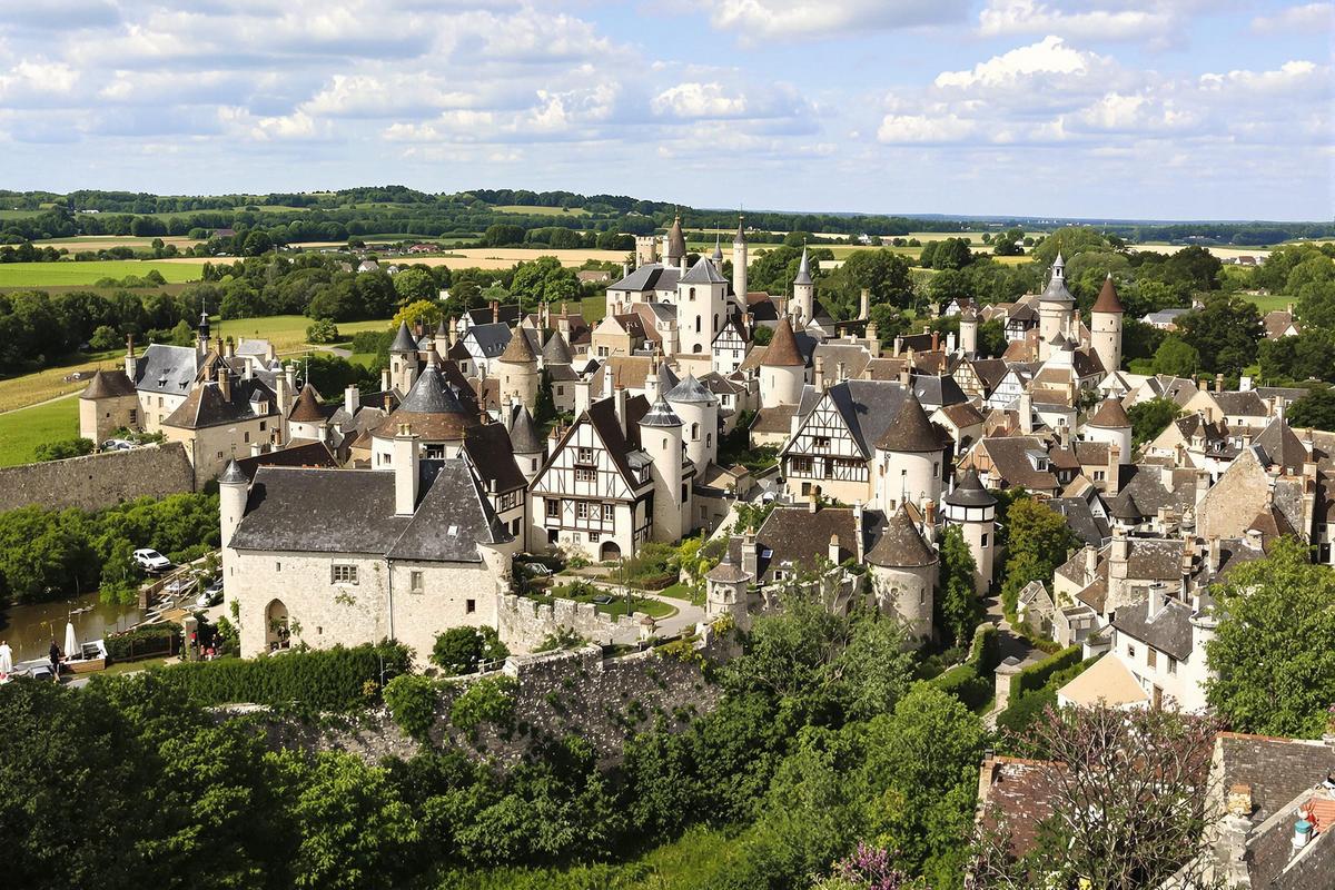 Classé parmi les Plus Beaux Villages de France, ce joyau perché de la Mayenne, révèle une histoire datant d’avant l’Antiquité (Sainte-Suzanne)