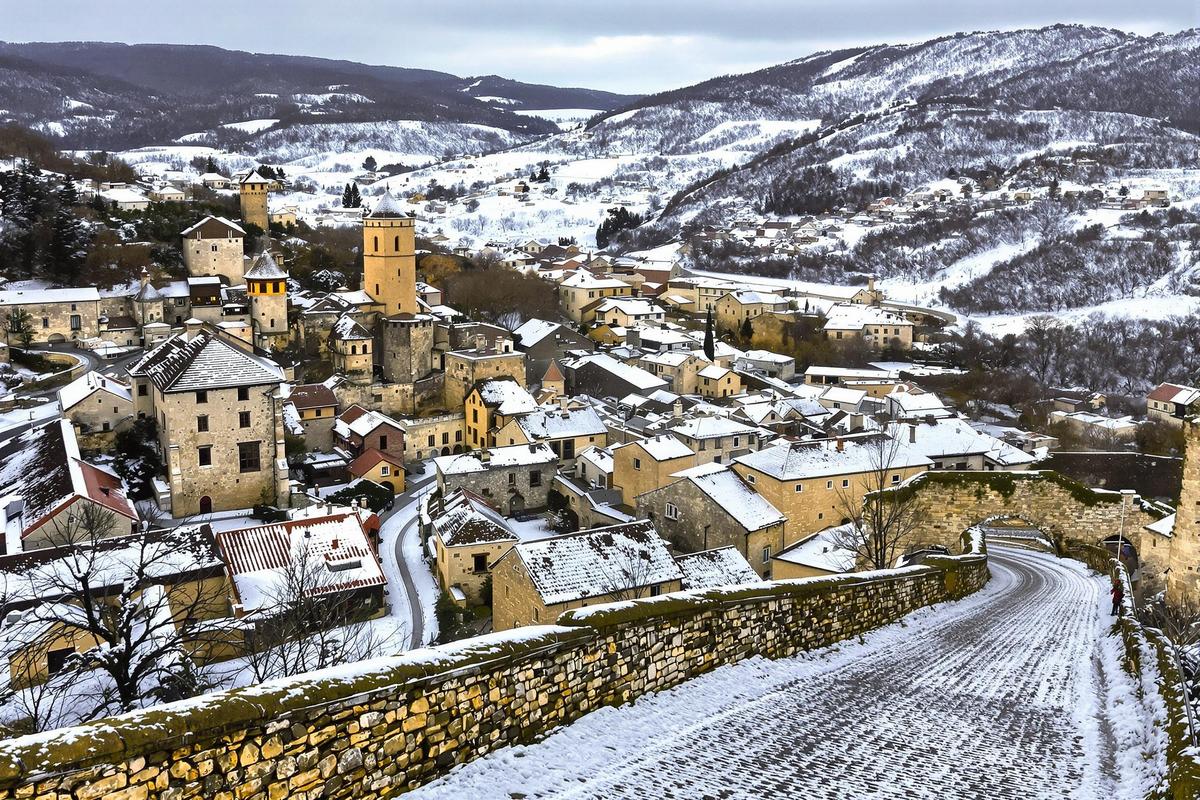 Parmi ses 12 'Plus Beaux Villages de France', l'Ardèche cache ces 5 villages spectaculaires et incontournables