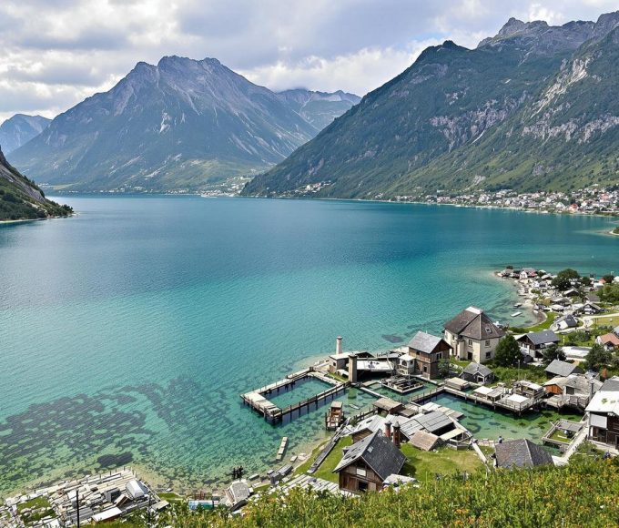 Sous ses 3000 hectares, ce sublime lac des Alpes cache un village englouti