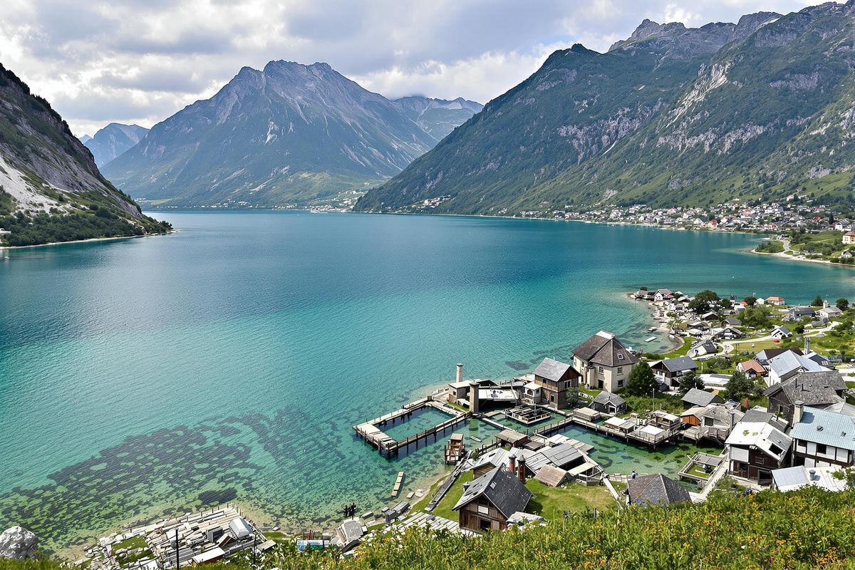 Sous ses 3000 hectares, ce sublime lac des Alpes cache un village englouti