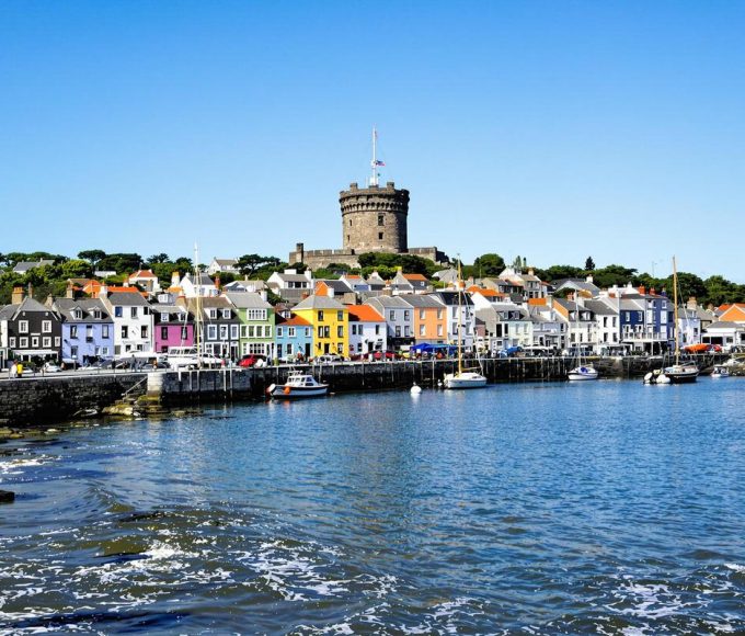 Ce port breton, moins connu que Honfleur, séduit par ses maisons colorées et son charme marin