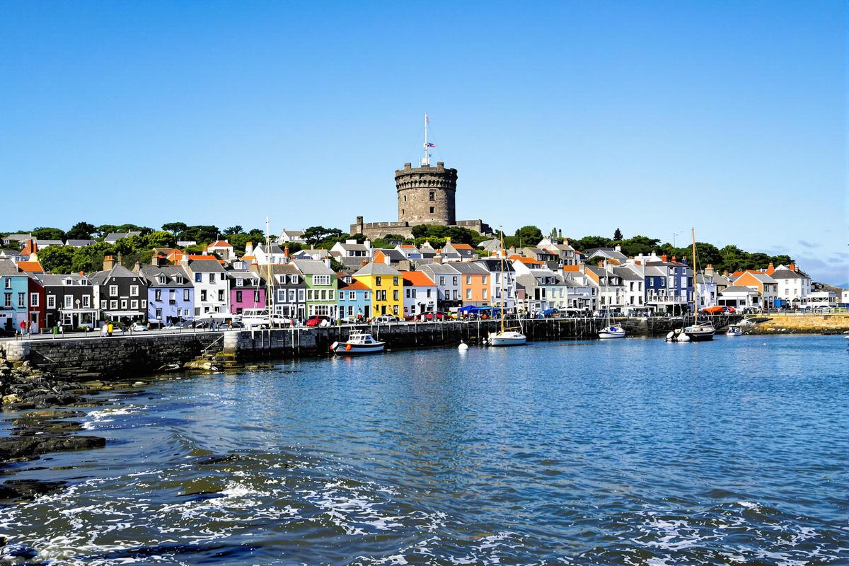 Ce port breton, moins connu que Honfleur, séduit par ses maisons colorées et son charme marin