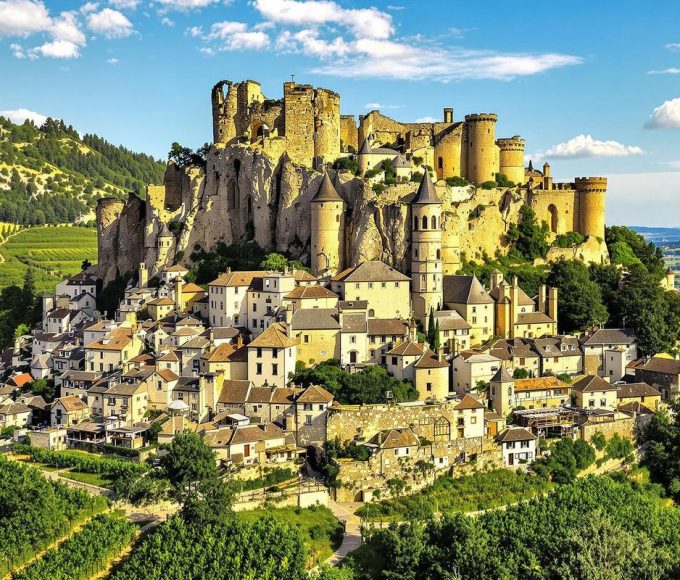 Ce village médiéval perché sur un rocher près de Lyon est un livre d'histoire à ciel ouvert et un écrin de nature ! : Ternand