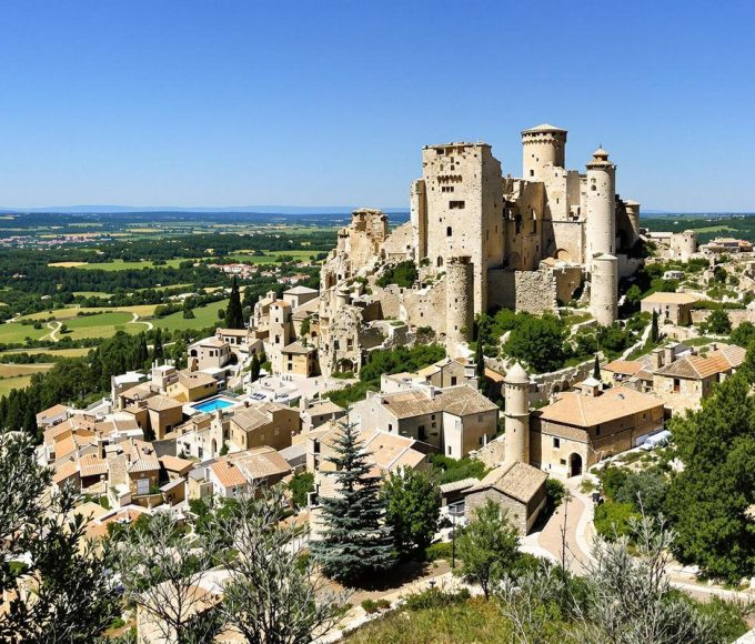 Cette cité médiévale sur les hauteurs de Provence figure parmi les plus beaux villages de France