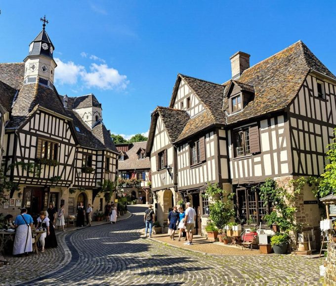 Considéré comme un musée à ciel ouvert, ce village médiéval permettrait de faire un vrai voyage dans le temps : Pérouges