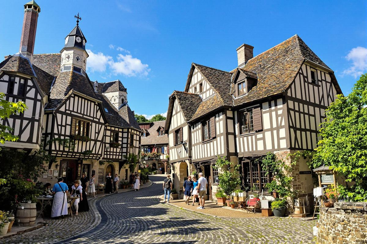 Considéré comme un musée à ciel ouvert, ce village médiéval permettrait de faire un vrai voyage dans le temps : Pérouges