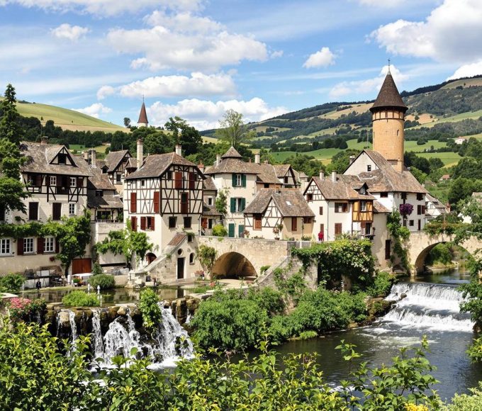 Un décor de carte postale, ce village aux cascades et maisons vigneronnes est un des 'Plus Beaux Villages de France'