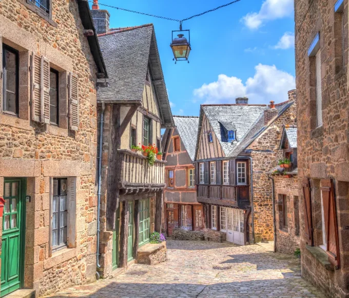 faites-une-escapade-romantique-dans-cette-perle-medievale-de-bretagne-decouvrez-ce-lieu-magique