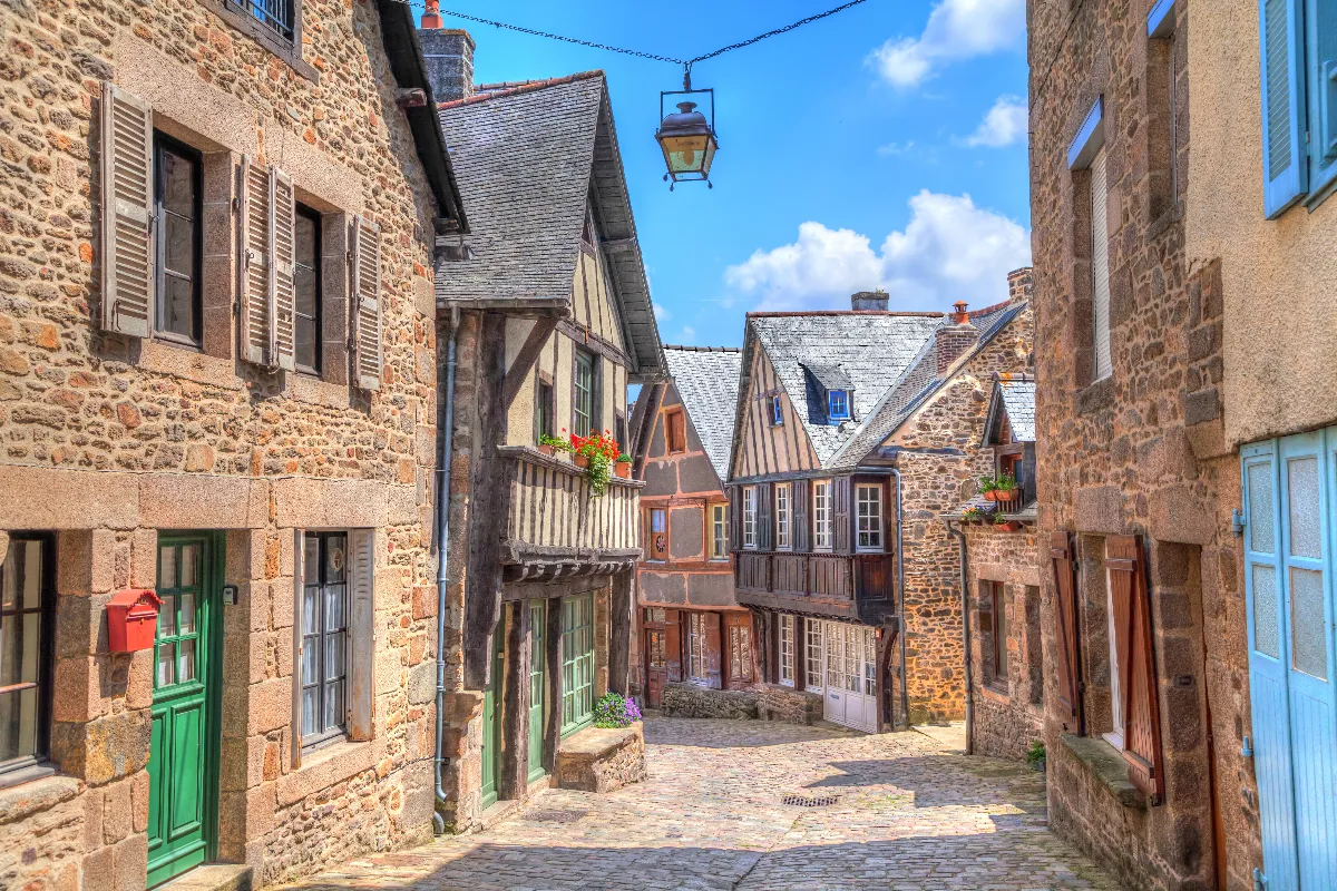 faites-une-escapade-romantique-dans-cette-perle-medievale-de-bretagne-decouvrez-ce-lieu-magique