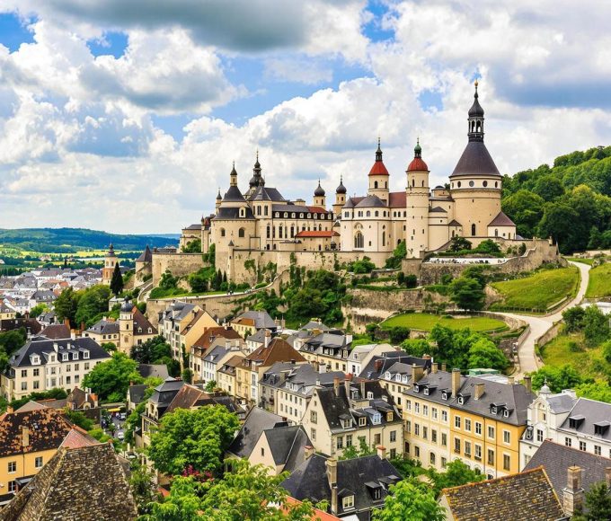 Accessible en train depuis la France, ce. magnifique pays est l'un des moins touristiques d'Europe !