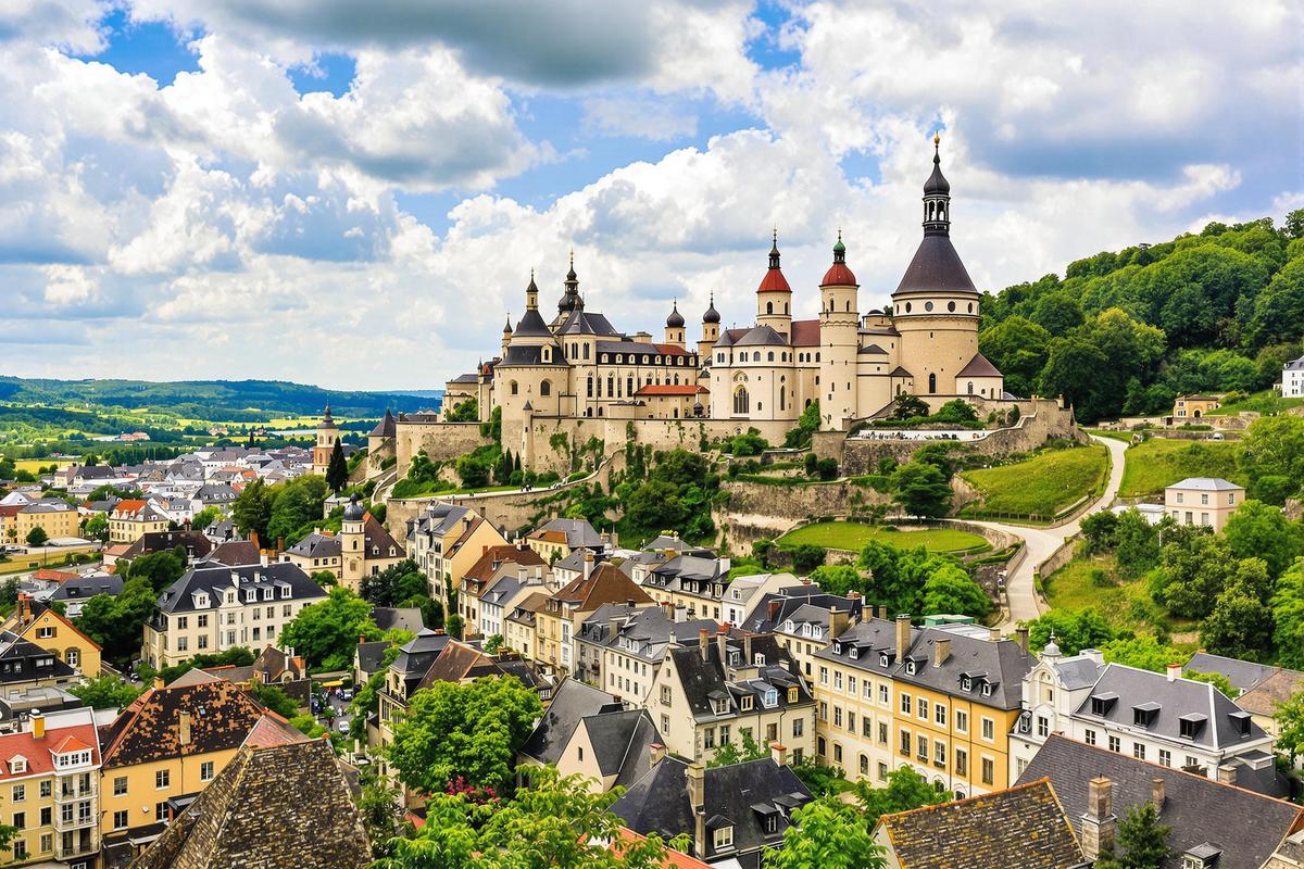 Accessible en train depuis la France, ce. magnifique pays est l'un des moins touristiques d'Europe !