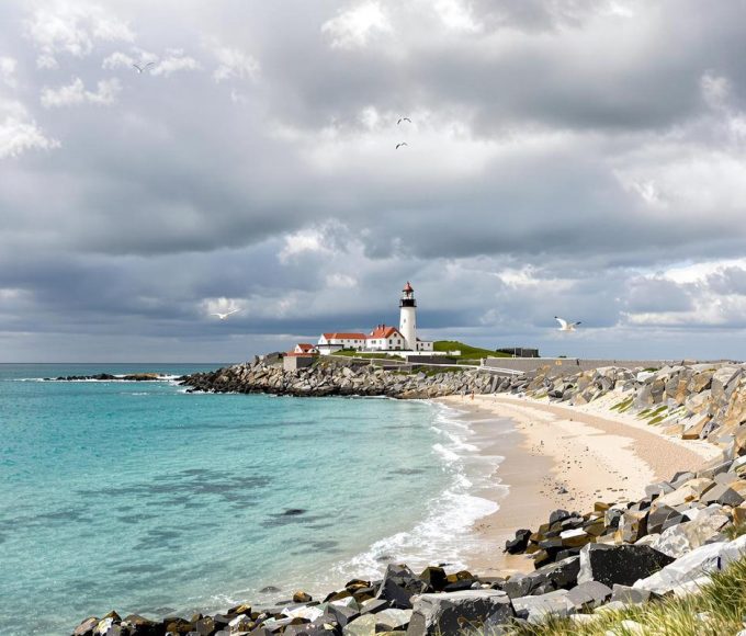 Avec une altitude moyenne de 1,5 mètre, cette fine île bretonne de seulement 2 km se trouve au ras des flots