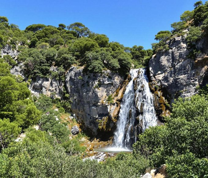 Cette chute d’eau corse de 40 mètres, nichée dans un amphithéâtre naturel, est un secret bien gardé