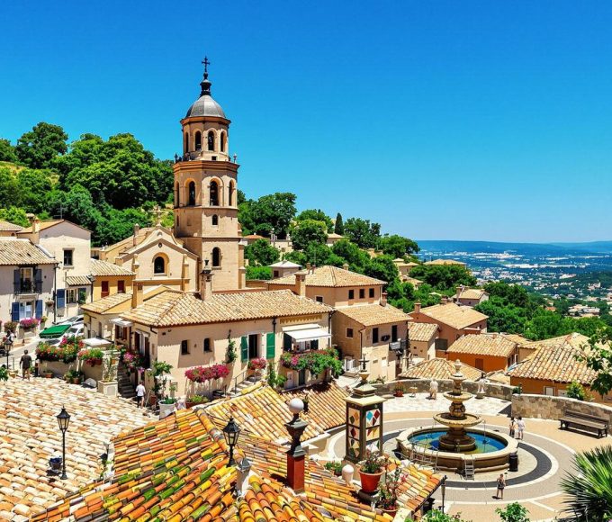 Cette jolie destination provençale, située en plein cœur du Var, fait partie des Plus Beaux Villages de France