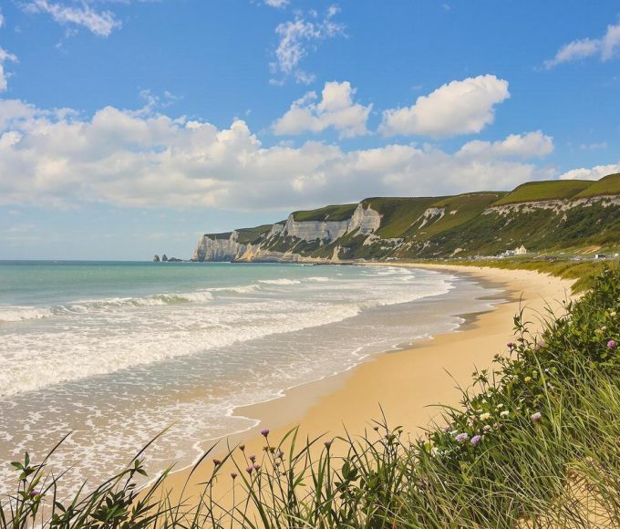En Normandie, cette plage offre une eau limpide qui invite à la baignade (presque) toute l'année